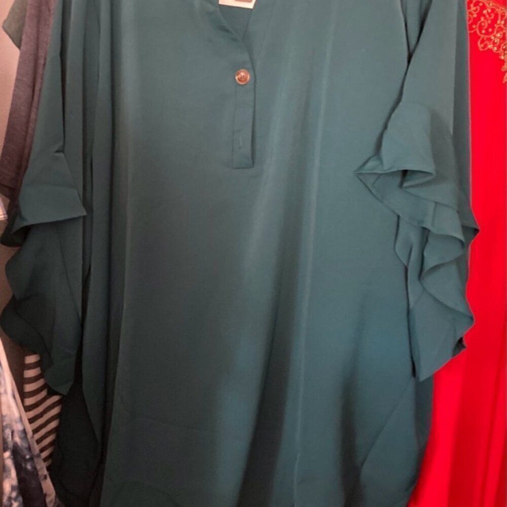 Bloom chic top size 28 with ruffle sleeve & buttons